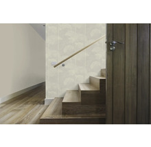 Cage d''escalier avec papier peint à motifs, escalier en bois et porte en bois