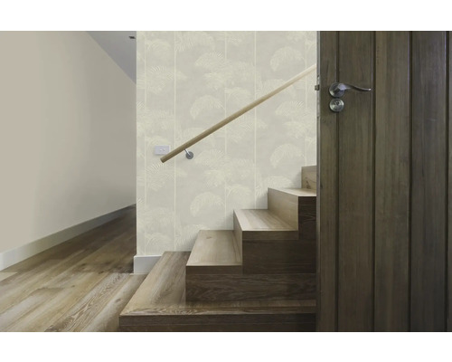 Cage d''escalier avec papier peint à motifs, escalier en bois et porte en bois