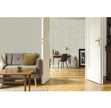 Salon avec canapé, bureau et papier peint à motifs