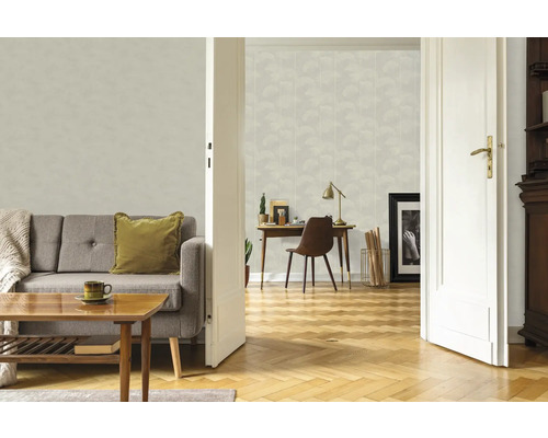 Salon avec canapé, bureau et papier peint à motifs