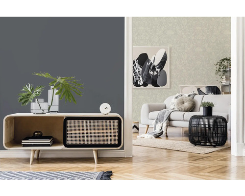 Salon avec mur gris, commode, objets de décoration et canapé en arrière-plan