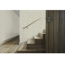 Cage d''escalier avec papier peint à motifs floraux, escalier en bois et porte en bois