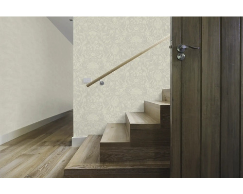 Cage d''escalier avec papier peint à motifs floraux, escalier en bois et porte en bois