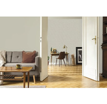 Salon avec canapé, table en bois et espace de travail