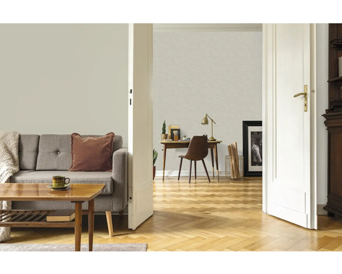 Salon avec canapé, table en bois et espace de travail