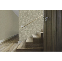 Escalier avec papier peint à motifs floraux, rampe en bois et porte en bois