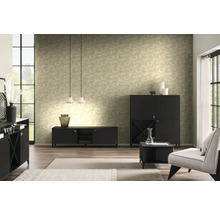 Salon avec meubles noirs, papier peint et lumière du jour