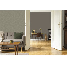 Salon avec papier peint à motifs gris, canapé et table en bois