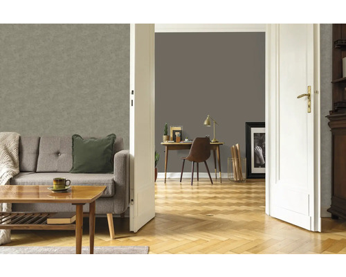 Salon avec papier peint à motifs gris, canapé et table en bois