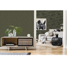 Salon avec papier peint vert à motif de palmiers, buffet et canapé