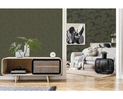 Salon avec papier peint vert à motif de palmiers, buffet et canapé