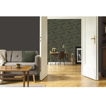 Salon avec canapé, table et bureau avec bureau et papier peint à motifs