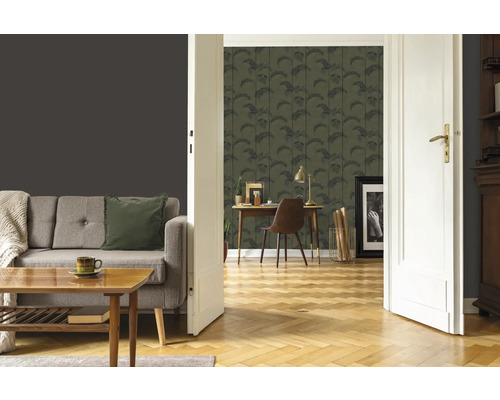 Salon avec canapé, table et bureau avec bureau et papier peint à motifs