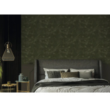 Chambre à coucher avec lit, tables de chevet et papier peint à motif végétal