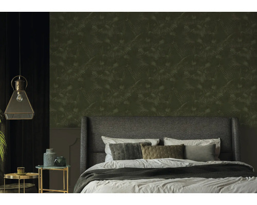 Chambre à coucher avec lit, tables de chevet et papier peint à motif végétal