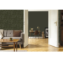 Salon avec canapé gris, table en bois et papier peint à motifs verts