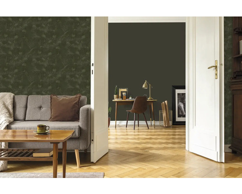 Salon avec canapé gris, table en bois et papier peint à motifs verts