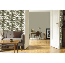 Salon avec canapé, table en bois et papier peint floral