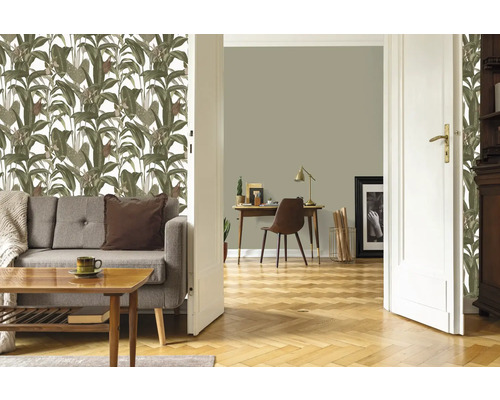 Salon avec canapé, table en bois et papier peint floral