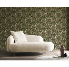 Scène avec un canapé devant un mur avec du papier peint à motifs de feuilles, complétée par un lampadaire.