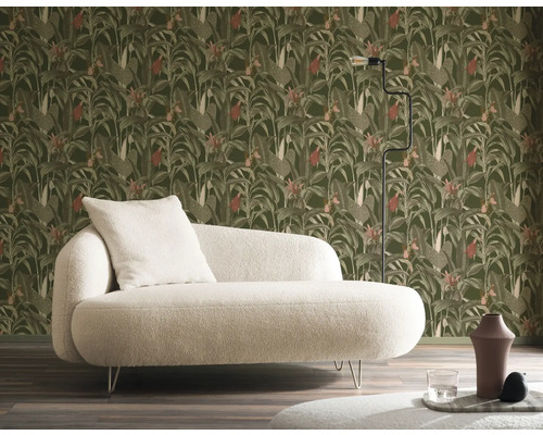 Scène avec un canapé devant un mur avec du papier peint à motifs de feuilles, complétée par un lampadaire.