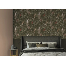 Chambre à coucher avec un lit devant un papier peint botanique foncé