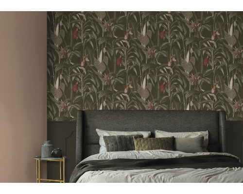 Chambre à coucher avec un lit devant un papier peint botanique foncé