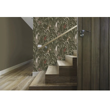 Escalier avec papier peint botanique et porte en bois