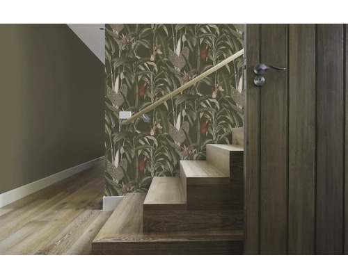 Escalier avec papier peint botanique et porte en bois