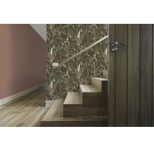 Couloir avec papier peint botanique, escalier et parquet