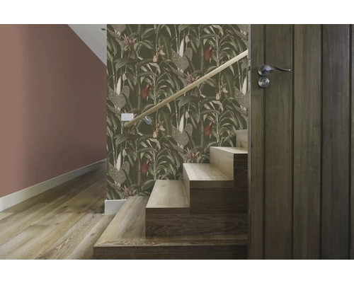 Couloir avec papier peint botanique, escalier et parquet