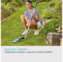 Frau benutzt Grasschere mit Teleskopstiel im Garten