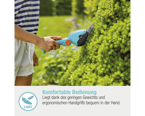 Une personne taille un buisson avec une cisaille à arbustes sans fil.