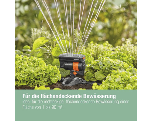 Arroseur oscillant Gardena en utilisation pour l''irrigation du jardin