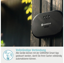Gardena Smart System Steuerzentrale zur Gartenbewässerung an einem Holzzaun