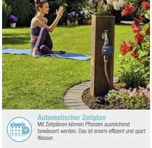 Gartenbewässerungssystem mit Bewässerungscomputer und Wasserhahn an Holzpfosten in einem Garten.