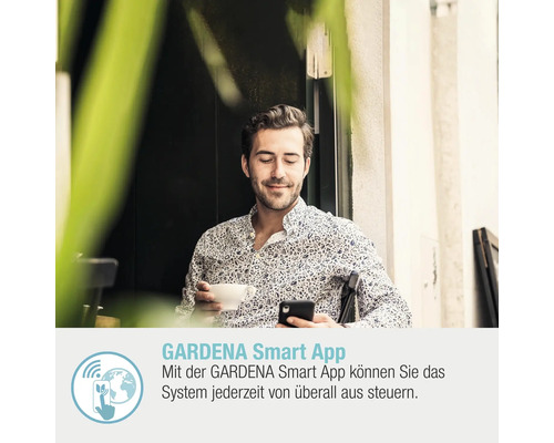 Un homme utilise l''application GARDENA Smart avec son smartphone