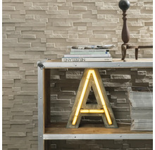 Mur décoratif avec panneaux de pierre et étagère avec lettres décoratives