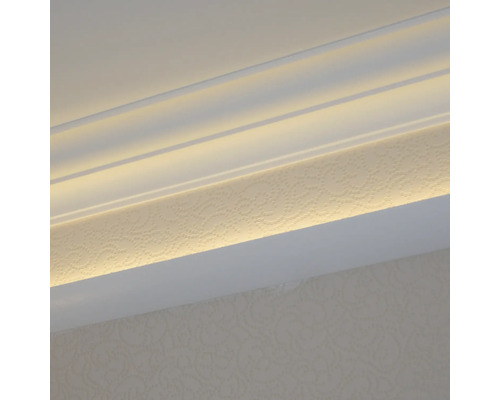 Corniches décoratives en stuc sur un plafond avec éclairage indirect