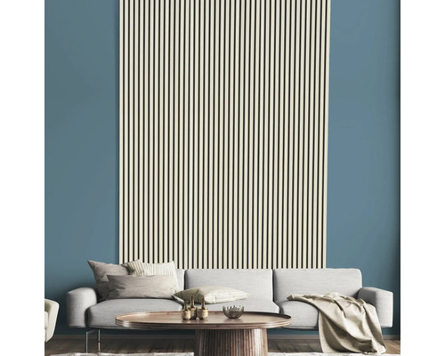 Salon avec canapé et panneaux muraux