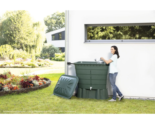 Regentonne mit Deckel und Frau mit Giesskanne im Garten
