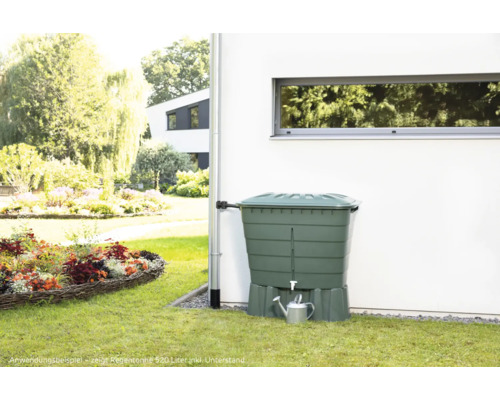 Regentonne mit Unterstand und Giesskanne im Garten