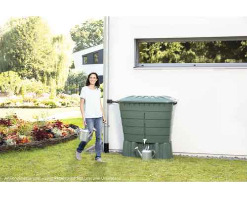 Regentonne 520 Liter mit Unterstand im Garten mit Frau und Giesskanne
