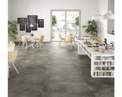 Intérieur de café avec tables, chaises et carrelage en céramique