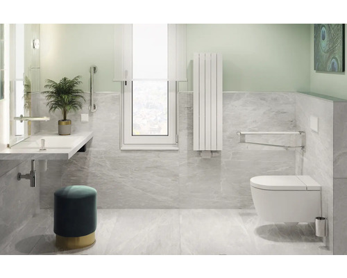 Barrierefreies Badezimmer mit Waschtisch, Toilette und Haltegriffen