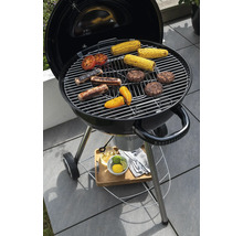 Kugelgrill mit Grillgut wie Maiskolben, Wurst und Burger auf dem Grillrost
