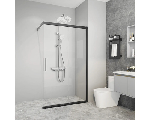 Badezimmer mit Duschkabine aus Glas und Toilette