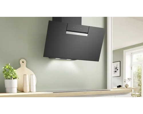 Schwarze Dunstabzugshaube in einer modernen Küche.