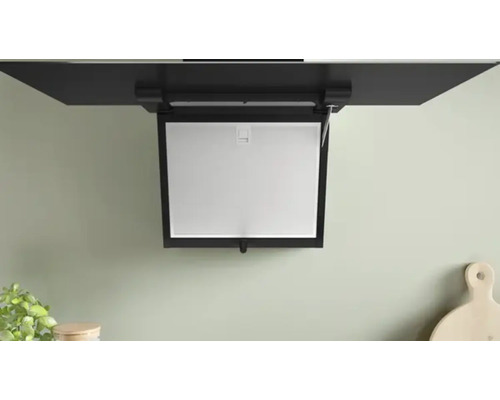 Ausgeklappte Dunstabzugshaube unter einem Küchenschrank.