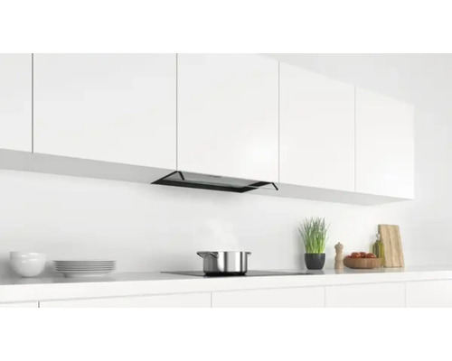 Küchenszene mit Dunstabzugshaube, Kochfeld und Küchenutensilien